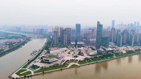 Toma-Aérea-Reveladora-Del-Smog-Bajo-Sobre-El-Centro-De-Changsha,-China.