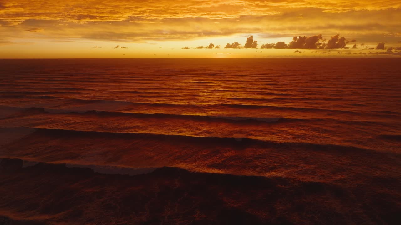 hermosa puesta de sol dorada dramática con cielo lleno de nubes sobre el mar de tasmania en la salvaje y accidentada costa oeste de la isla sur, nueva zelanda aotearoa