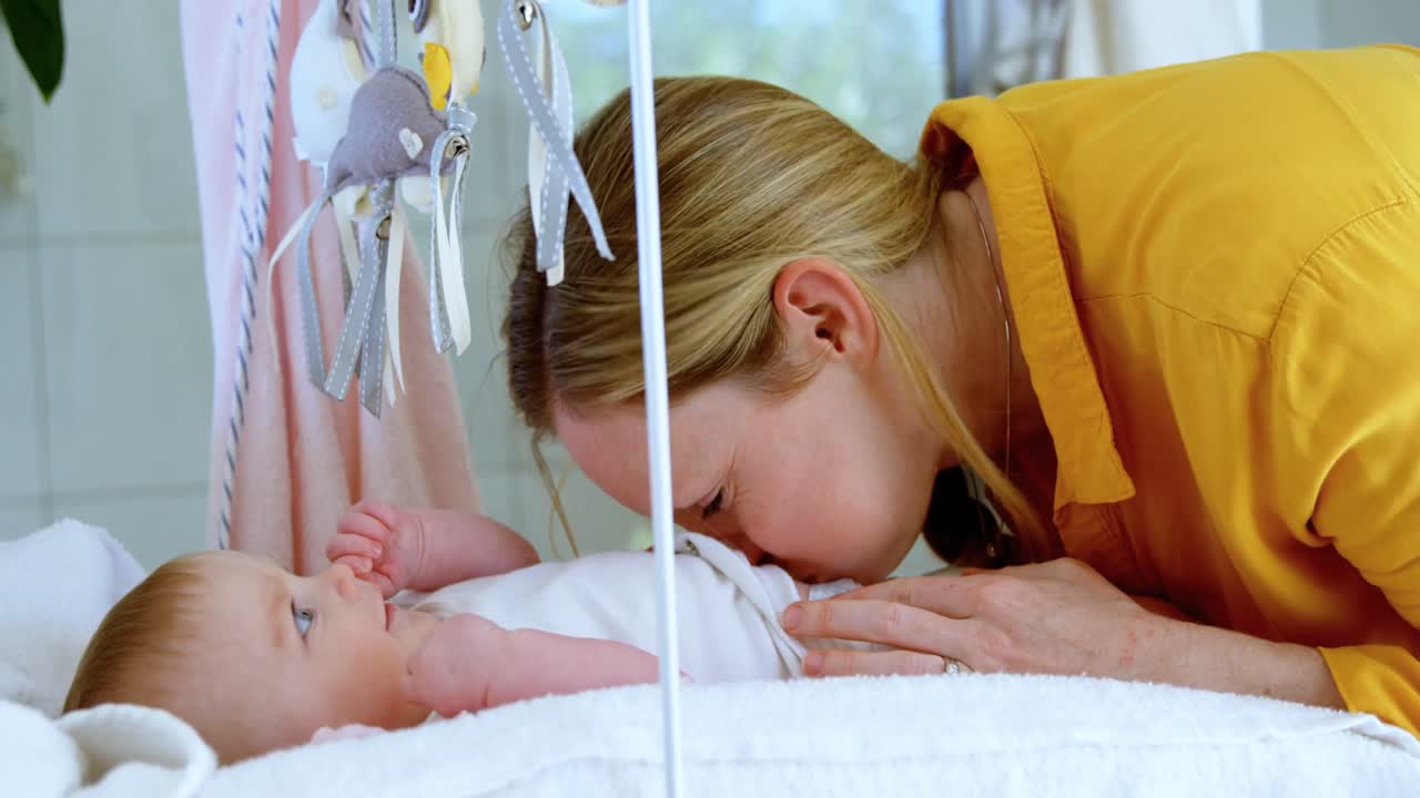 엄마 가 아기 아들 4k 와 함께 놀고 있다