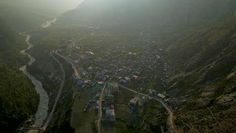 una hermosa toma de drone de chitkul situado en el valle de kinnaur en himachal pradesh.