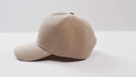 video de gorra de béisbol beige y espacio de copia sobre fondo blanco