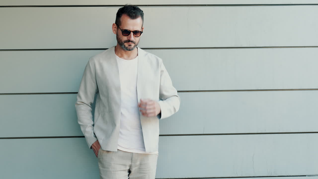 Uomo elegante con un outfit beige chiaro