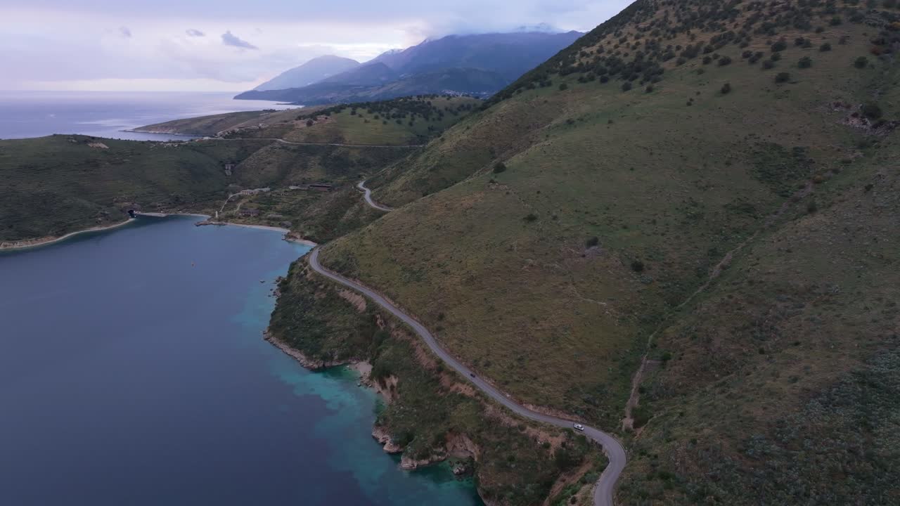 Scena aerea di un viaggio panoramico con un camper lungo il calmo Mar Mediterraneo