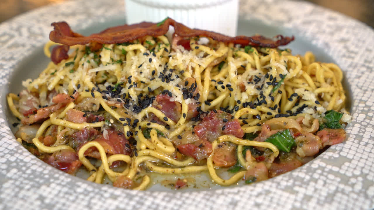 베이컨을 곁들인 스파게티 알리오 에 올리오 - 마늘, 올리브 오일, 파슬리, 파르미지아노-레지아노 치즈와 베이컨을 곁들인 볶은 스파게티