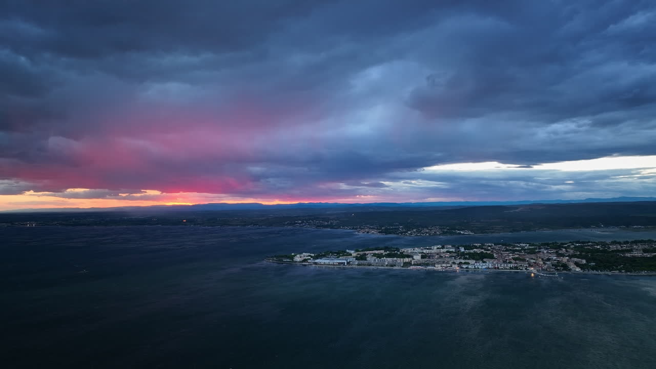 해가 지는 날 에 에탄 드 타우 가 바라루크-레-바인 을 해안 의 마법 으로 아름답게 하고 있다