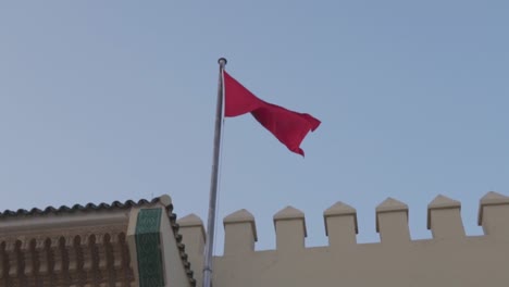 Toma-En-Cámara-Lenta-De-La-Bandera-De-Marruecos-Moviéndose-En-El-Viento,-Norte-De-áfrica