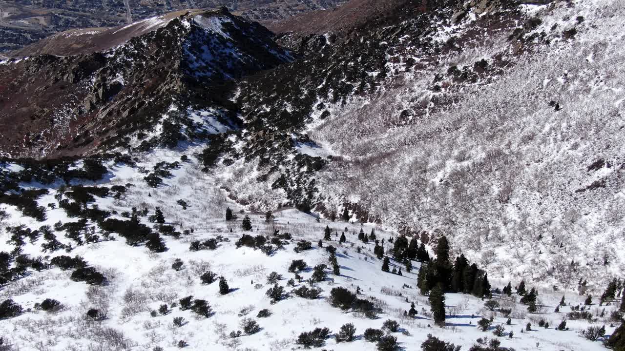 невероятные кадры с воздуха и вид города над горами юты