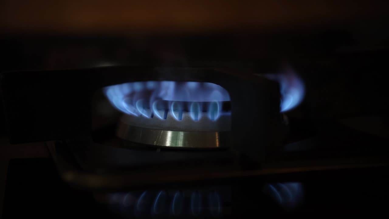 파란 불꽃이 가스 버너에서 불타고 4k 영화 클로즈업