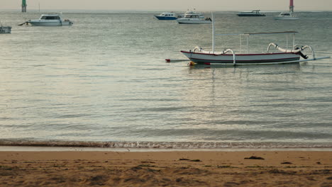 Ambiente-Ruhige-Welle-Am-Strand-Von-Bali-Hintergrund-Mit-Boot