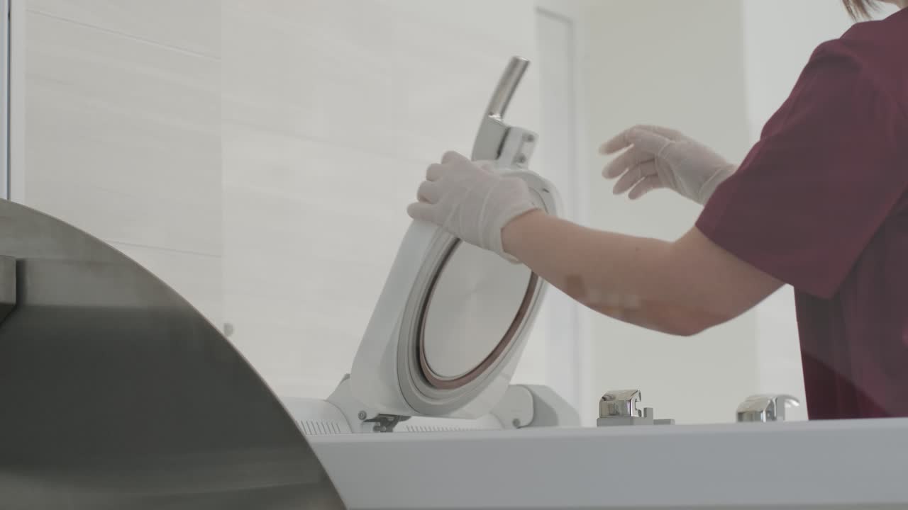 el asistente de laboratorio hace investigación histológica, microtomía. sección de microtoma rotativo para el diagnóstico en patología hace diapositiva de microscopio histología. equipo de tejido humano.