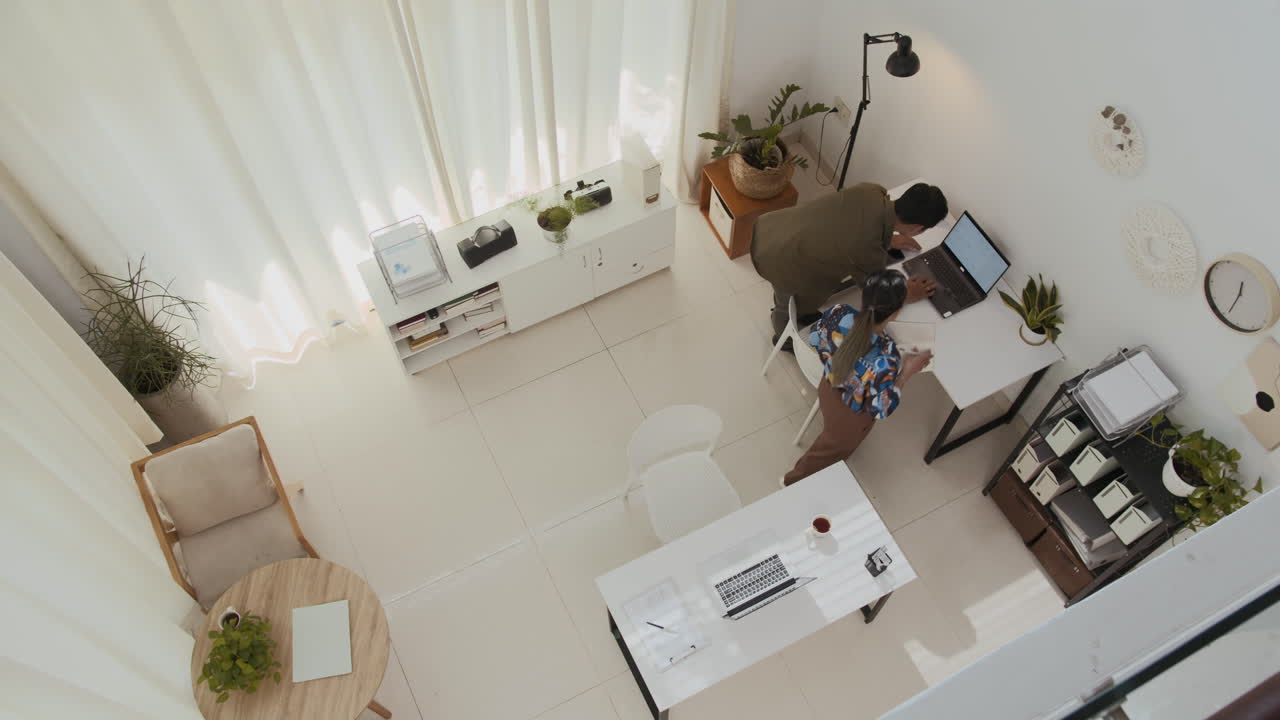 Rekan Kerja yang Sedang Mengerjakan Proyek di Kantor Tampilan Atas