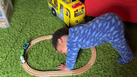 Zwei-Jahre-Altes-Afroeuropäisches-Baby,-Das-Zu-Hause-Mit-Seiner-Spielzeugeisenbahn-Spielt