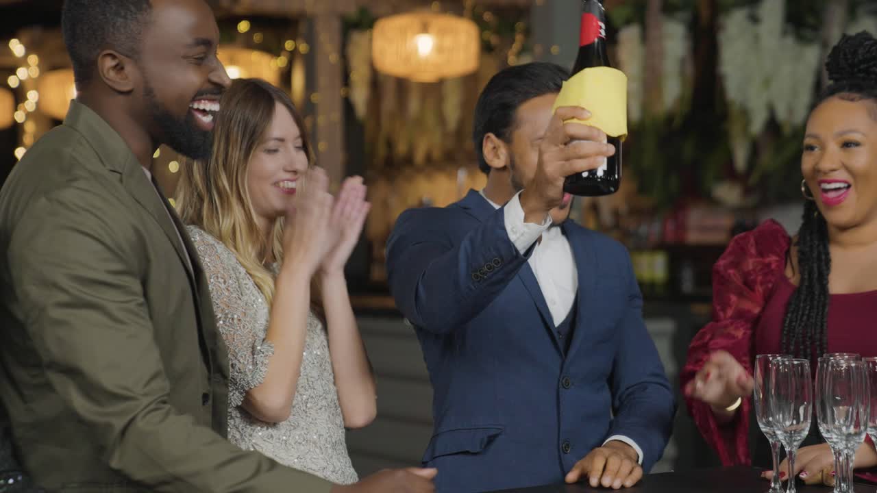 신년 축하 동안 샴페인을 붓는 친구에게 접근하는 추적 샷