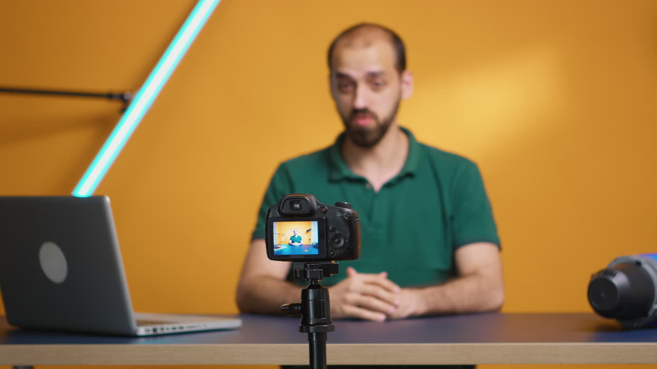 creador de contenido agitando