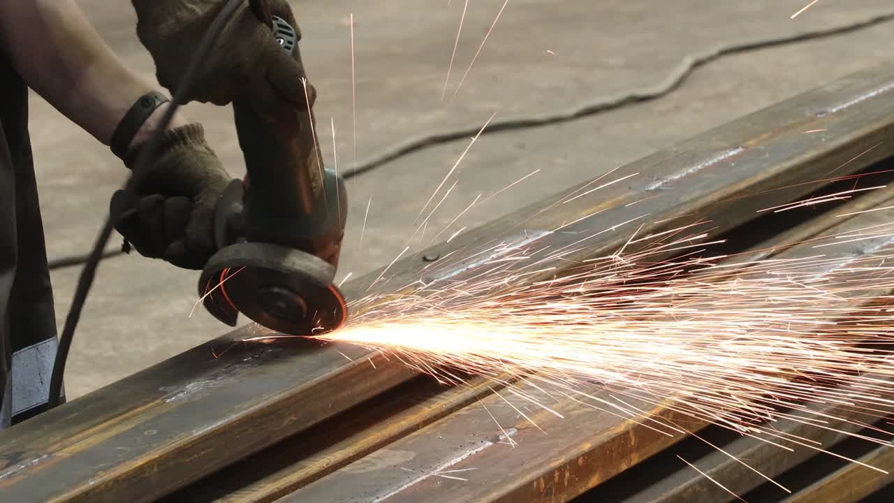 el molinero trabaja en una fábrica de metalurgia y molina piezas metálicas con chispas