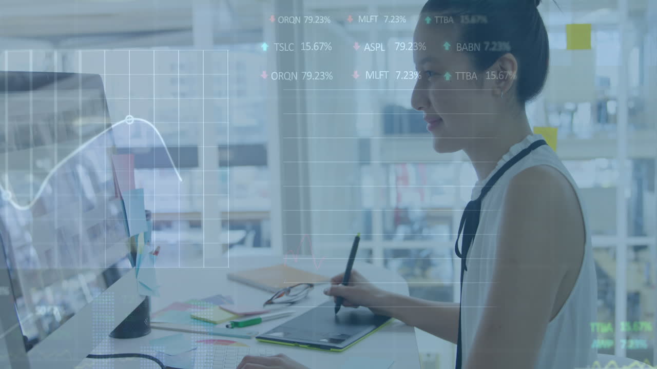 animación del procesamiento de datos financieros sobre una mujer de negocios que usa computadora