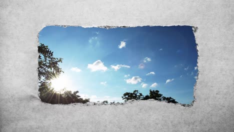 video creativo de 4k de nubes que se mueven rápidamente en el cielo azul al atardecer con llamaradas solares que son visibles a través de un agujero con bordes rasgados en viejo papel vintage retro grunge.