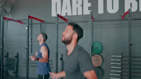 saltando, fitness y sudor con un hombre deportivo
