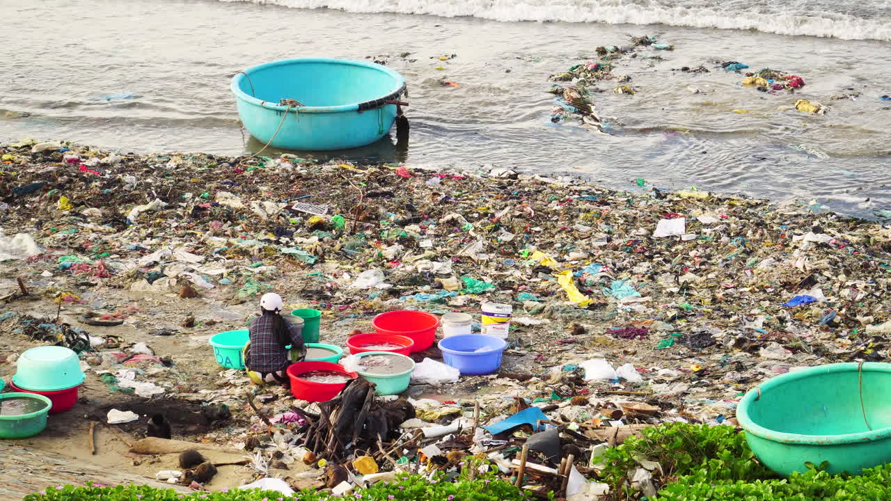 Spiaggia inquinata piena di spazzatura in Vietnam.