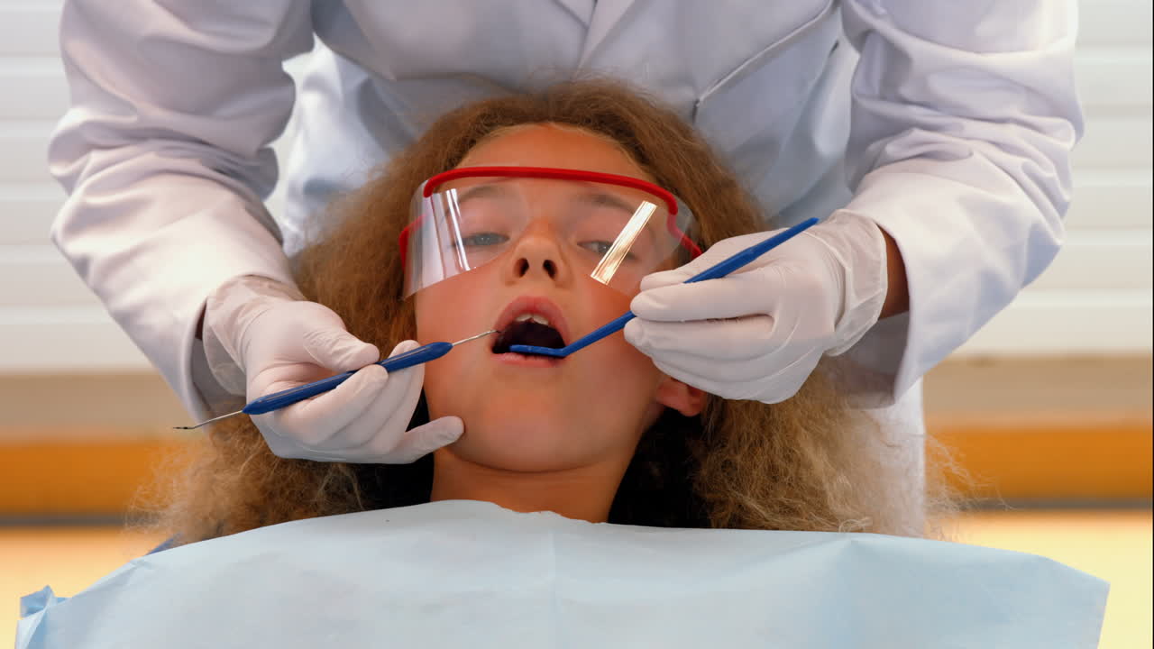 dentista examinando los dientes de un paciente