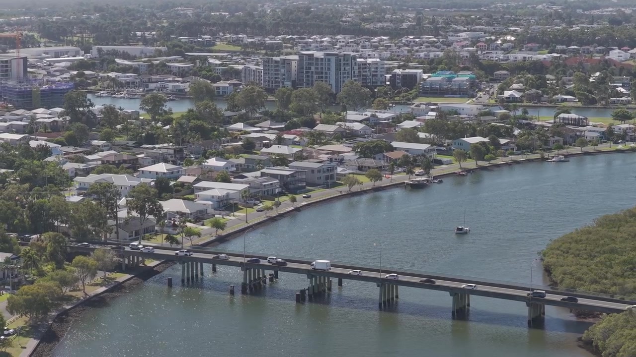 Vista aerea del ponte di Oxley Drive da Hope Island a Paradise Point nella Gold Coast, Queensland, Australia