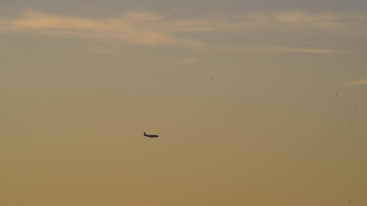 하강을 준비하는 황혼에 비행하는 비행기