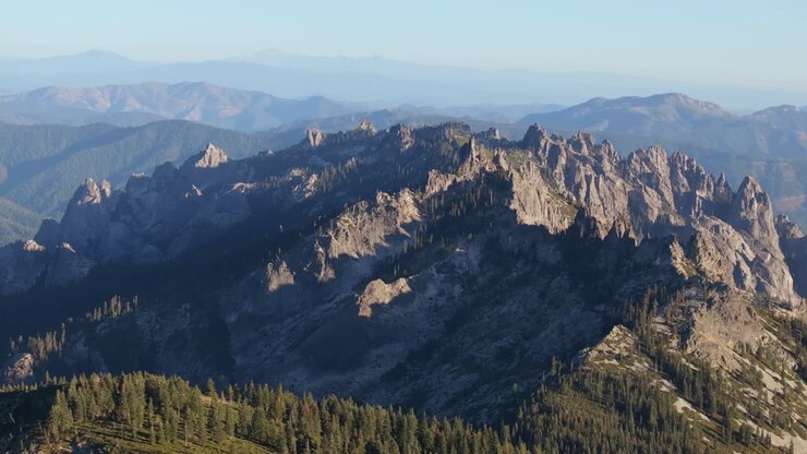 Vista mozzafiato delle aspre Castle Crags in California sotto un cielo limpido