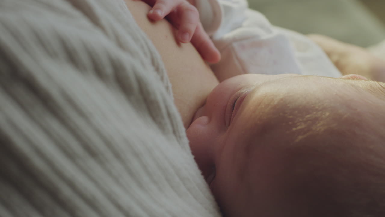 madre que amamanta al bebé