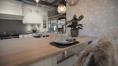 una mesa de comedor de sala de exposición de cocina con tomas de cardán