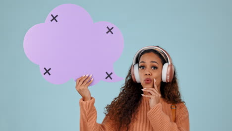 burbuja de habla, pensamiento y mujer con auriculares