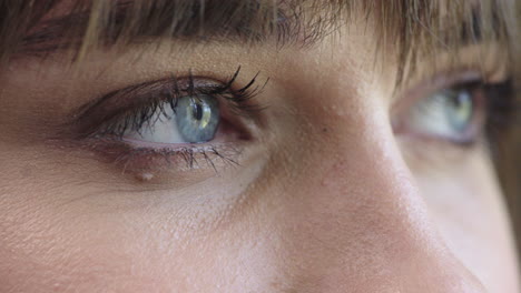 cerca de la mujer ojos azules apertura buscando maquillaje cosméticos