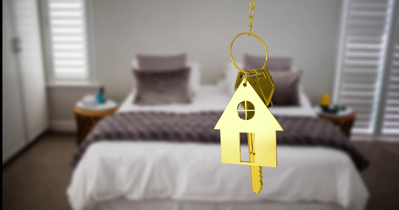 Animazione di un portachiavi dorato a forma di casa e una chiave appesi davanti a una casa sfocata con un cartello "venduto".