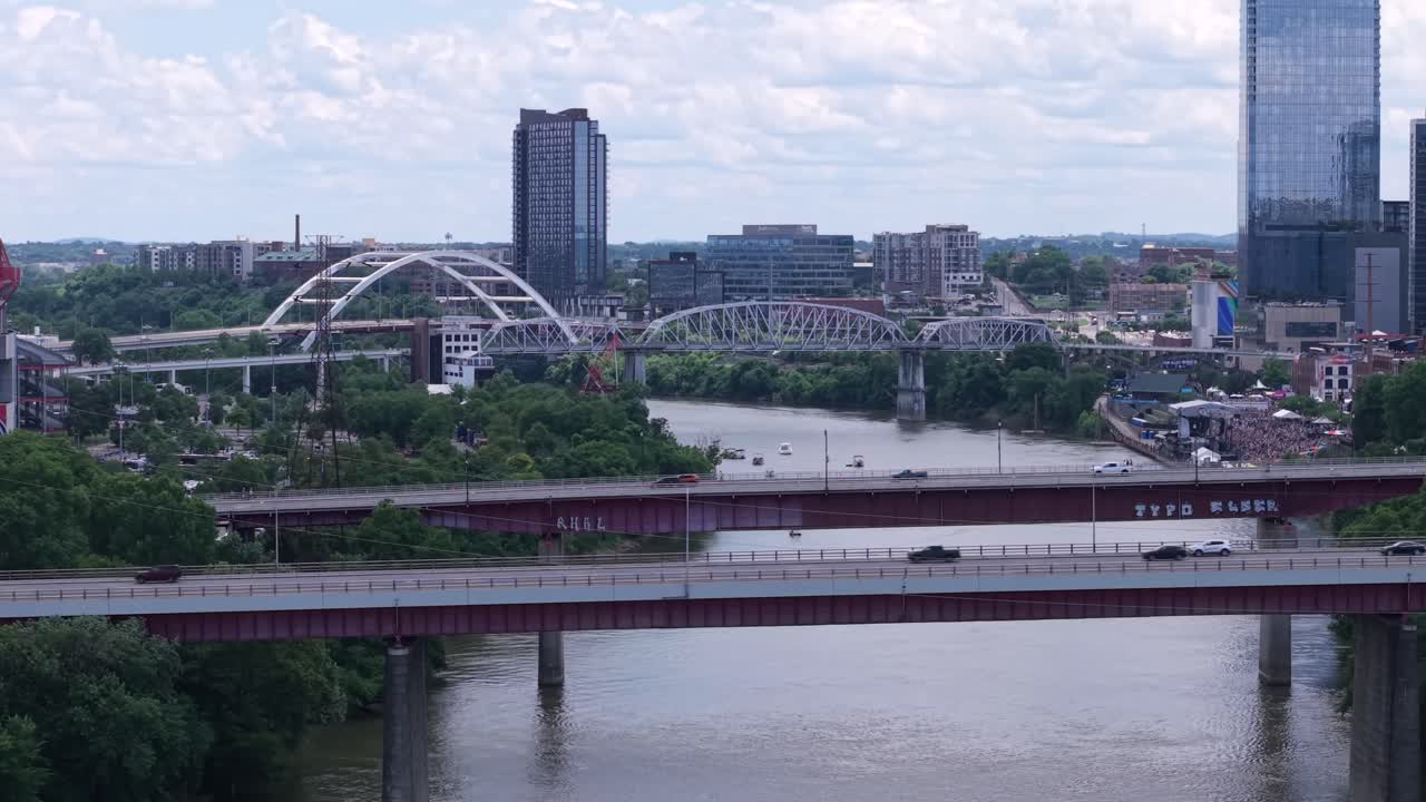 Veduta aerea del fiume Cumberland che attraversa Nashville, con ponti e traffico, che mostra il paesaggio urbano