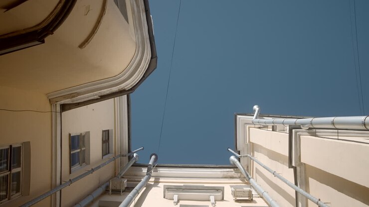 Vista dal basso di due edifici
