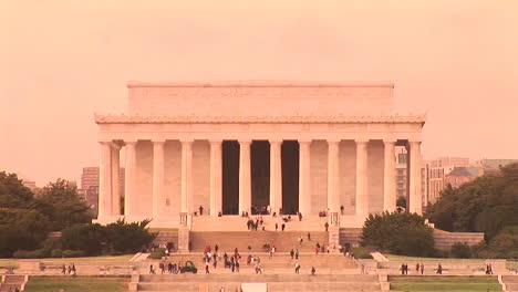 el monumento a lincoln en washington dc con visitantes acercándose desde la distancia