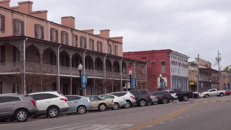 Heruntergekommene-Schaufenster-Schmücken-Das-Flussufer-In-Selma-Alabama-1