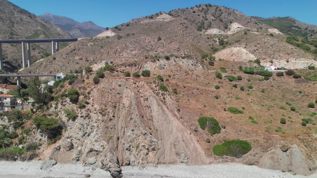 Costa di Nerja, Spagna, vista aerea a volo d'uccello che si inclina verso l'alto e si muove all'indietro