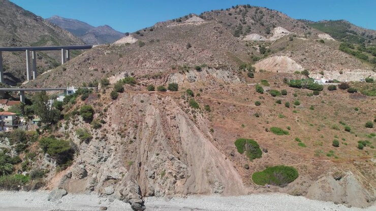Costa di Nerja, Spagna, vista aerea a volo d'uccello che si inclina verso l'alto e si muove all'indietro