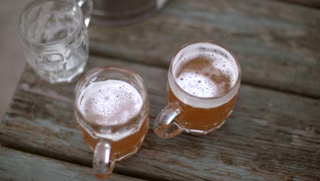 draufsicht auf biere auf dem tisch