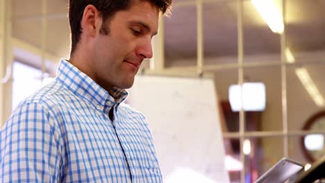 ejecutivo de negocios masculino usando una tableta digital