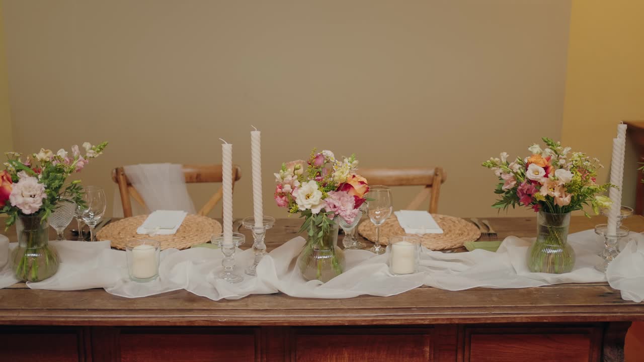arreglo floral romántico para mesa de boda con velas