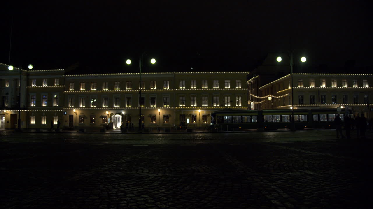 헬싱키, 크리스마스 장식과 도시 전차가 지나가는 밤에 핀란드