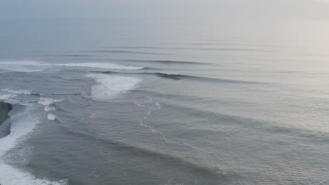 Olas-Del-Océano-Pacífico-Chocando-Contra-La-Costa-Mexicana,-Vista-Aérea-De-La-Puesta-De-Sol-De-4k