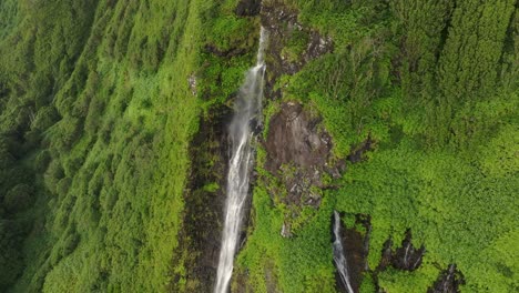 Elevándose-Por-Encima-De-La-Cascada-Ribeira-Do-Ferreiro-En-Flores-Azores,-Aérea