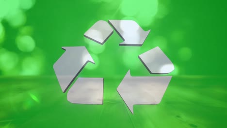 signo de reciclaje sobre fondo verde