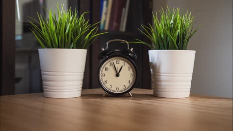 el reloj despertador pasa el tiempo moviendo las manas con movimiento de muñeco.