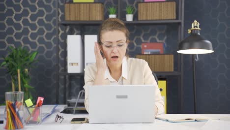 mujer de negocios mirando a la cámara con asombro y asombro.