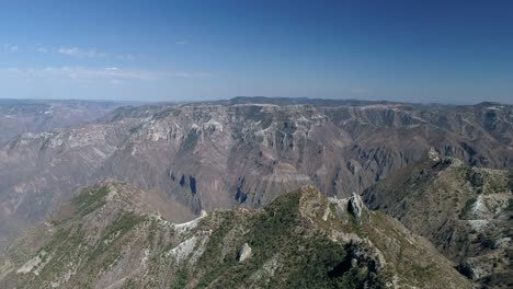 toma aérea amplia del cañón de urique en divisadero, región del cañón del cobre, chihuahua