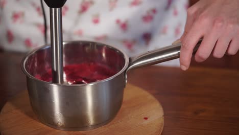mezclando bayas para un delicioso regalo