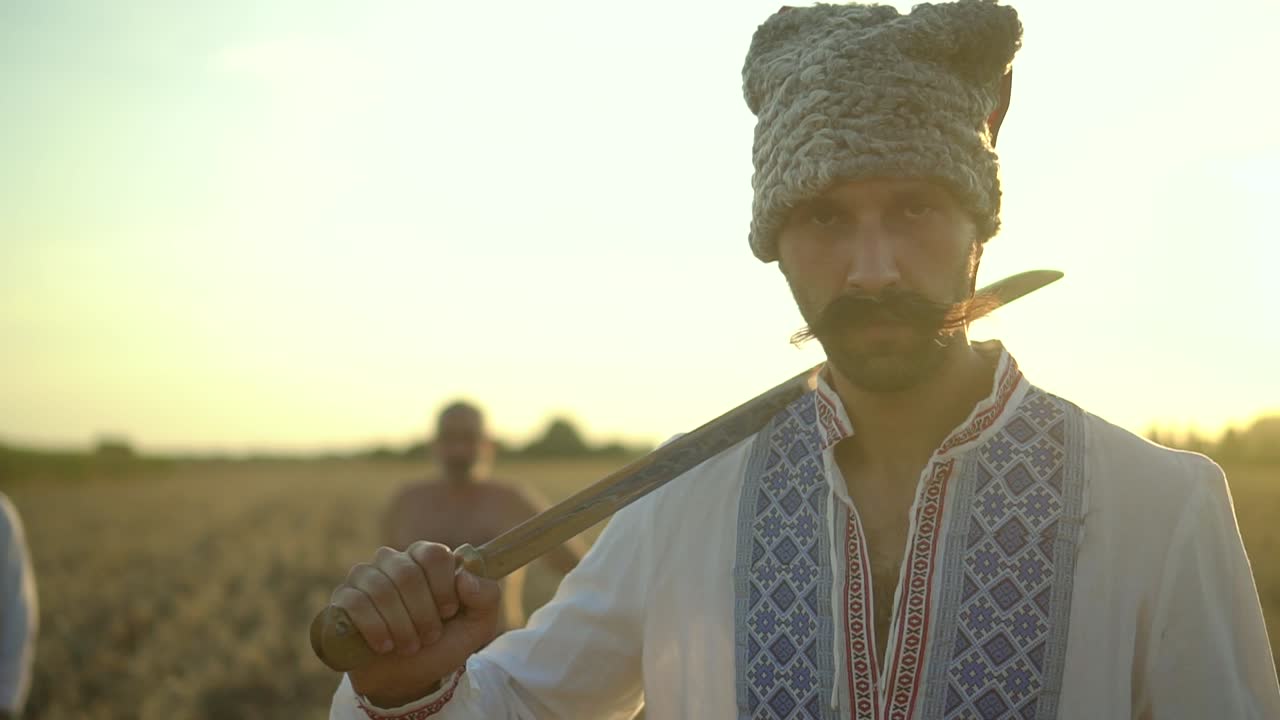 страшный взгляд воина. украинский казак выглядит далеко 05